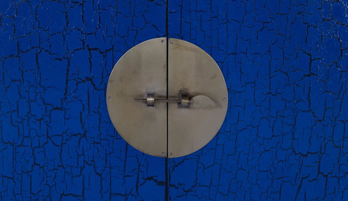 GINER Y COLOMER Aparador con múltiples puertas y cajones azul